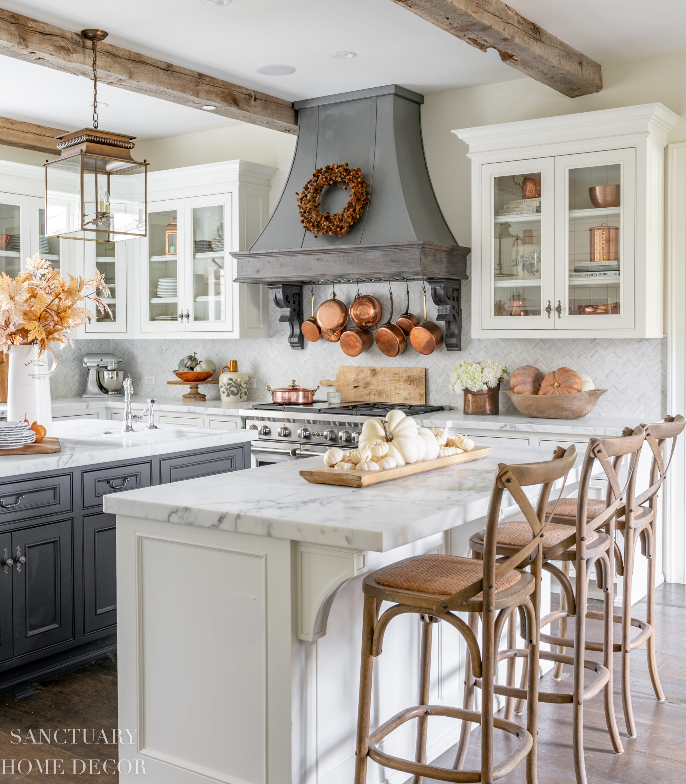 Farmhouse Kitchen: Rustic Elegance Meets Modern Charm - 1