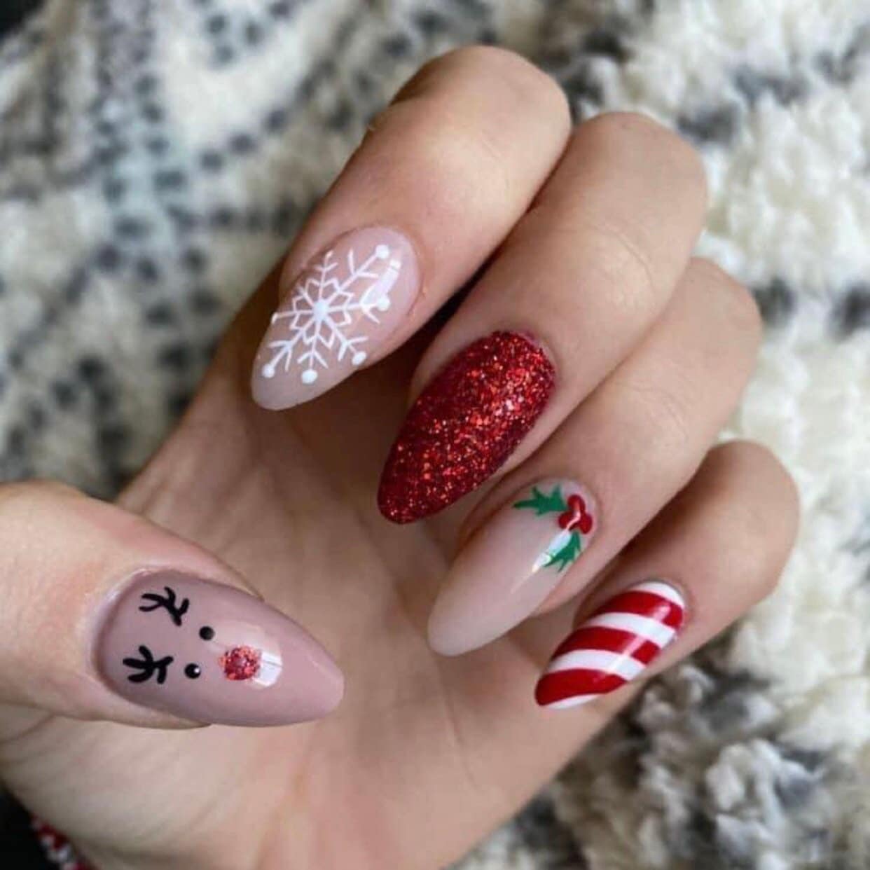 Festive and Stylish: Christmas Nails for the Holiday Season - 3