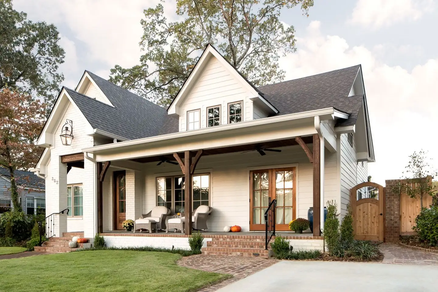 Best Farmhouse Exterior Ideas for a Rustic and Modern Look - 10