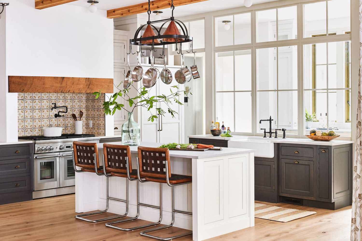 Modern Farmhouse Kitchens: A Blend of Charm and Contemporary Design - 11