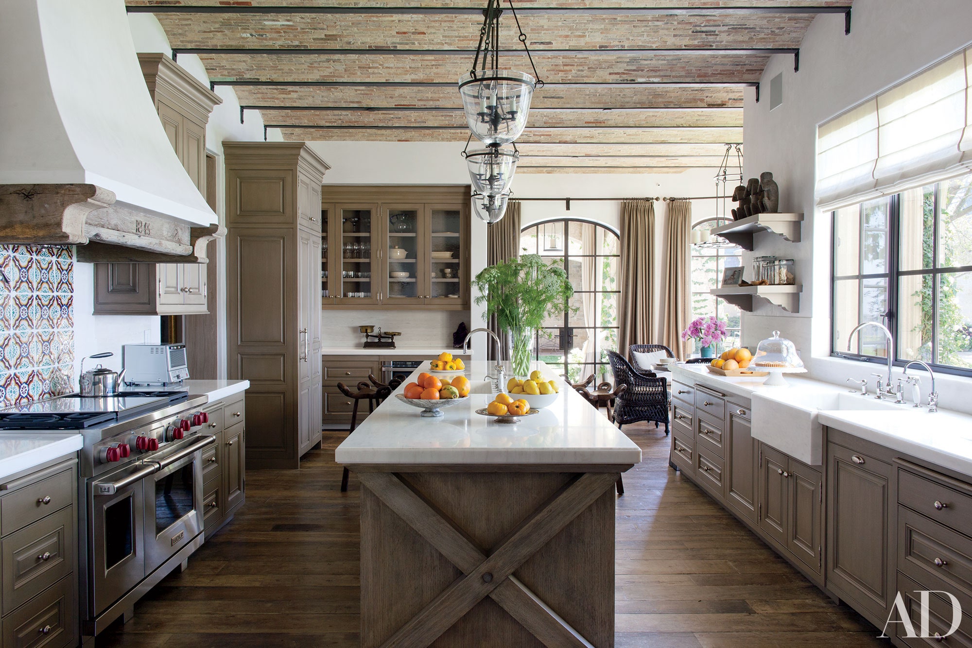 Modern Farmhouse Kitchens: A Blend of Charm and Contemporary Design - 4