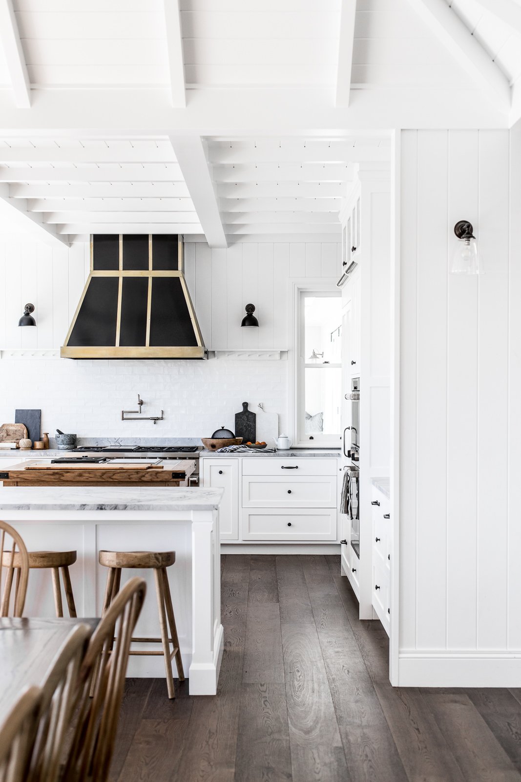 Modern Farmhouse Kitchens: A Blend of Charm and Contemporary Design - 7