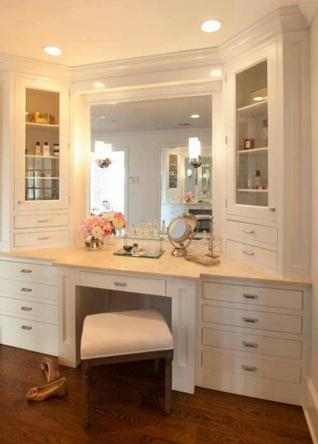 Creative Vanity Ideas for Your Bedroom: Stylish and Functional Designs - 3