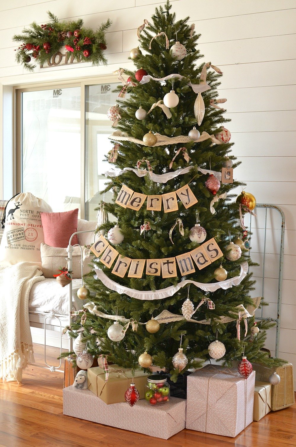 Farmhouse Christmas Tree Ideas: Bringing Rustic Charm to Your Holiday Decor - 1