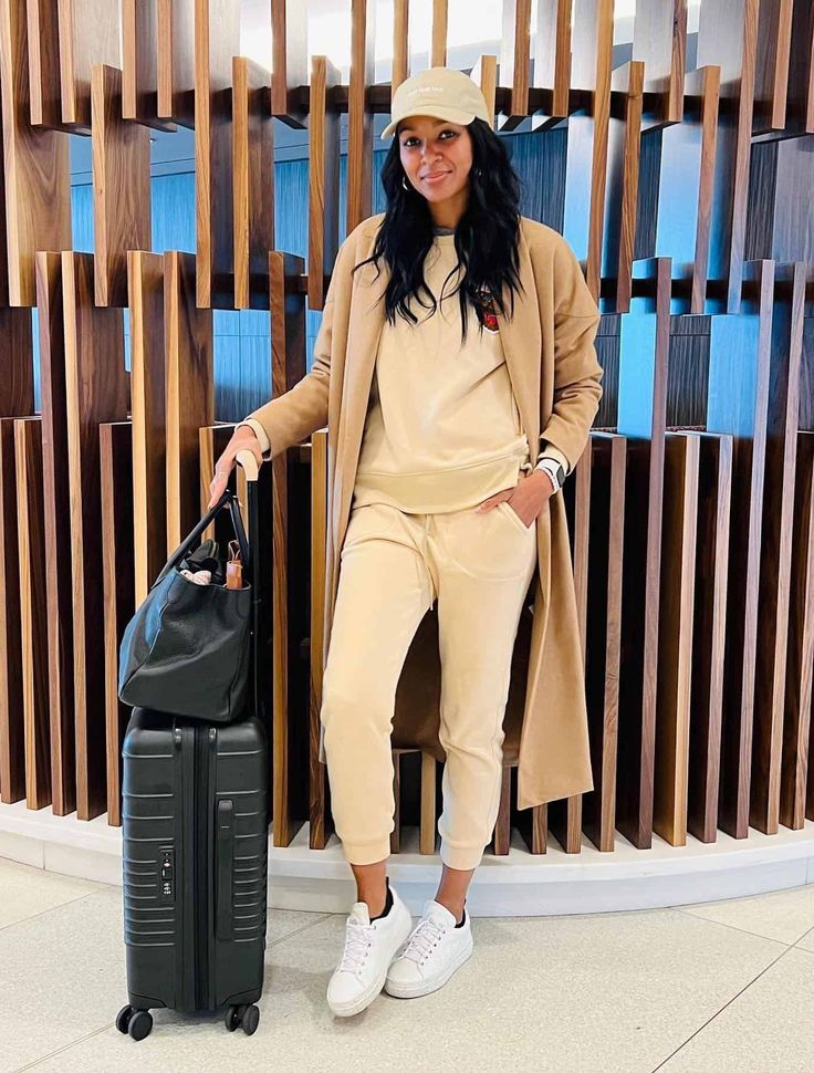 The Ultimate Guide to Airport Outfit Ideas for Comfort and Style - 9